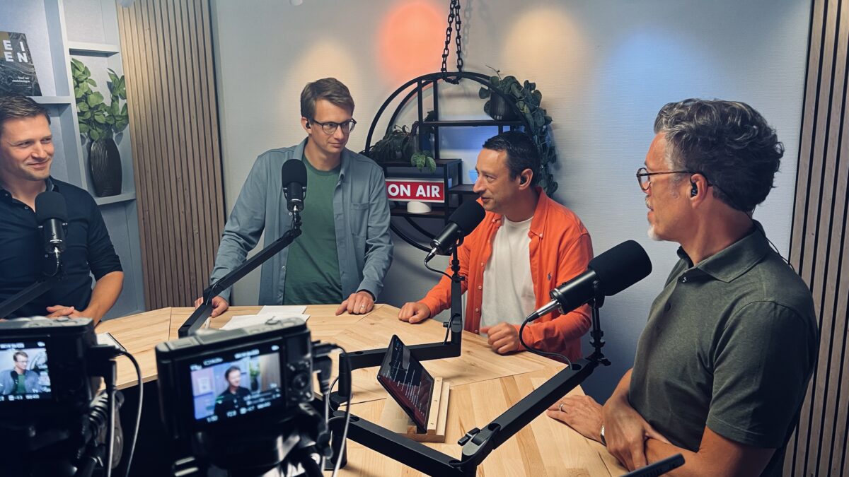 Wim Davidse (FlexNieuws), Koen Zandbergen (Timing), Bas de Ruijter en Jannis Koutsoglou (RecruitNow) tijdens de podcastopname over datamigratie