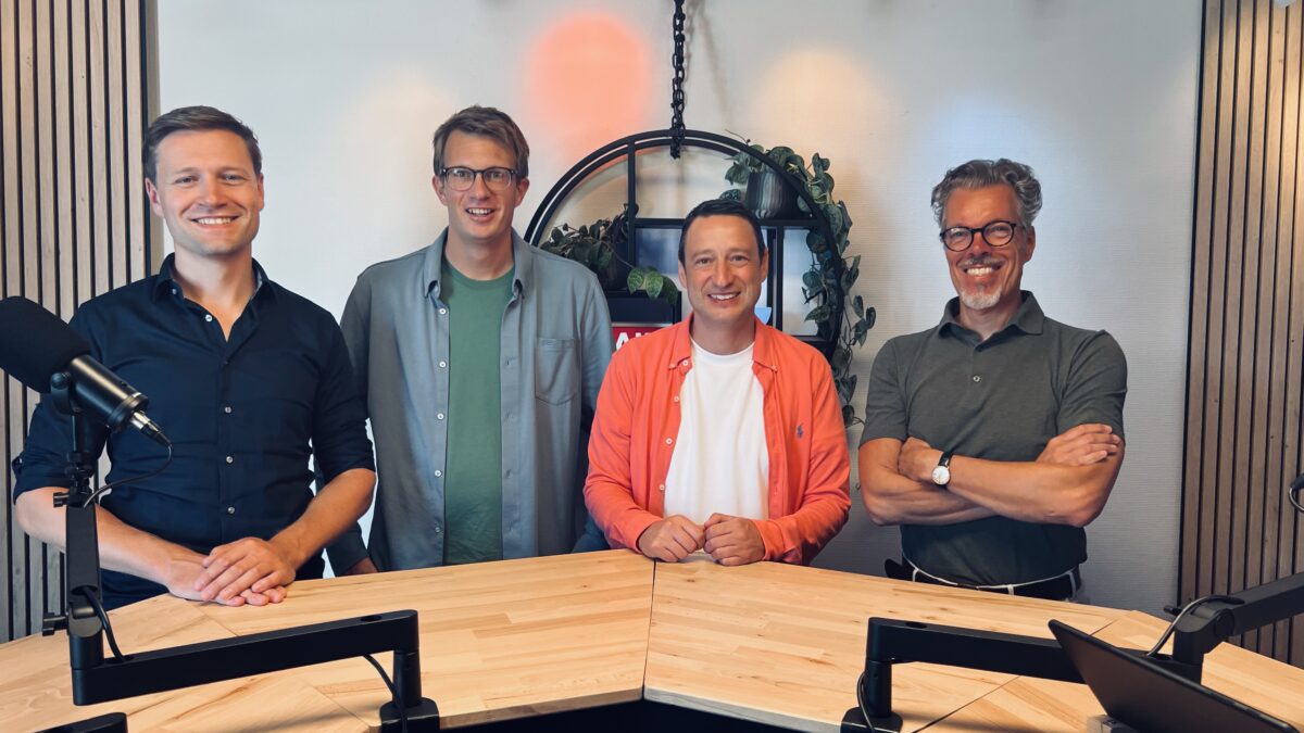 Wim Davidse (FlexNieuws), Koen Zandbergen (Timing), Bas de Ruijter en Jannis Koutsoglou (RecruitNow) tijdens de podcastopname over datamigratie